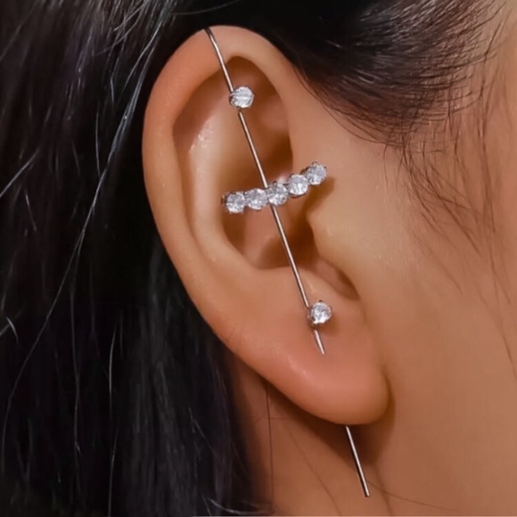 ⚜️𝟯𝟬%𝗢𝗙𝗙 𝗯𝘂𝗻𝗱𝗹𝗲𝘀 𝟯+⚜️ NEW CZ Pave Glamourous Ear Hook Crawler Earring - Picture 5 of 8